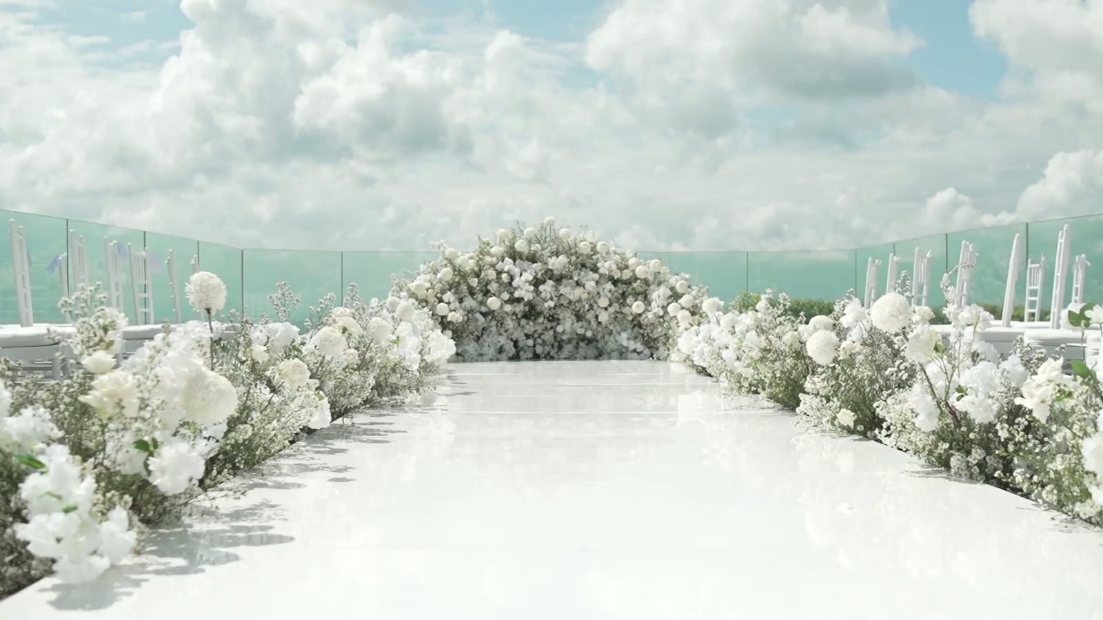 Composition florale de mariage animée au fil du scroll